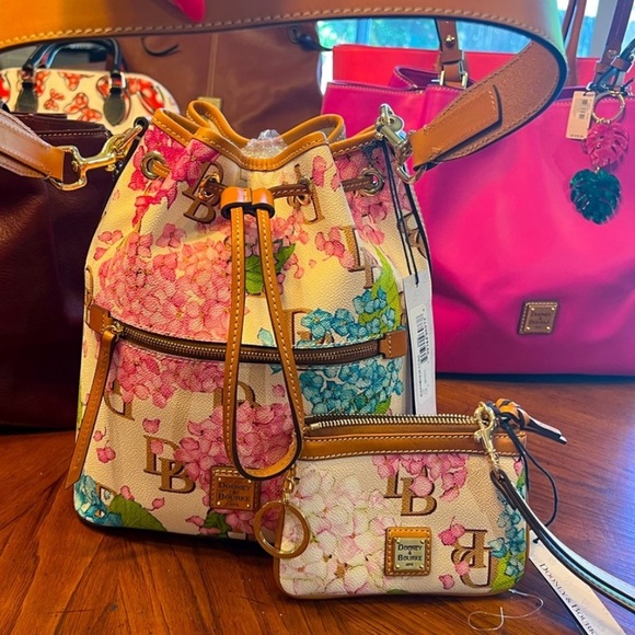 Dooney & Bourke beautiful hydrangea print wristlet pouch brand new with tags - Picture 4 of 12